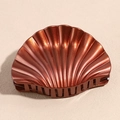Detailansicht der muschelförmigen Bronzefaarklammer mit glitzerndem Metallic-Finish - Groß / Groß Orangerot