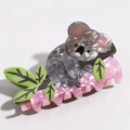 Detail der süßen Koala-Haarklammer aus perlmuttfarbenem Acetat mit feiner Textur - Koala-Stil