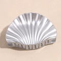 Nahaufnahme der silbernen Haarklammer in Muschelform mit Metallic-Finish und Streifen - Groß / Großes Silber