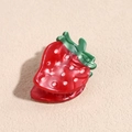 Dettaglio macro di un fermaglio a fragola rossa con pois bianchi e foglie verdi - Stile Fragola Piccolo (3.3CM)
