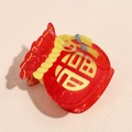 Detalle de la pinza para el pelo con forma de bolsa roja y el carácter Fu chino - Pinza Bolsa de Suerte