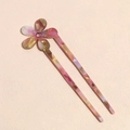 Detailed close-up of a floral acetate U-shaped hair fork with marble texture and pearl - Yellow-Pink