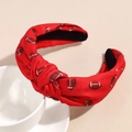 Détail du bandeau noué rouge avec imprimé football américain et doublure antidérapante - Rugby Rouge