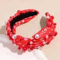 Detalle de diadema roja anudada con estampado de corazón LOVE y perlas decorativas - Rojo Amor