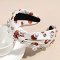 Dettaglio del cerchietto bianco annodato con stampe basket, perle e strass lucidi - Bianco Basket