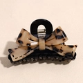 Dettaglio del fermaglio per capelli a fiocco in acetato con scritta France Handmade - Leopardo Beige