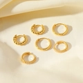 Set de tres pares de pendientes de aro dorados con diseño trenzado y circonita - Set de 3 piezas