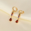 Boucles d'oreilles pendantes dorées avec zircons colorés sur fond de soie beige - Doré