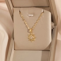 Elegante gouden ketting met fonkelende ster hanger op champagnekleurige zijden stof - Lip Schakelketting (NE202) / Goud
