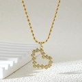 Collana con cuore pixel dorato e zirconi su catena a sfere con sfondo minimalista bianco - Catena a Sfere Cuore Pixel Oro (NE173)