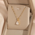 Elegante gouden ketting met druppelvormige zirkonia hanger in een luxe geschenkdoos - Goudkleurige Druppelhanger Lipketting Stijl (NE205 Lipketting)
