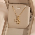 Elegante collana dorata con ciondolo a foglia in zircone su portagioie in raso - Stile Catena a Labbro Dorata (NE204嘴唇链)