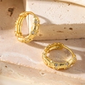 Orecchini geometrici placcati oro 18K con zirconi e finitura testurizzata - Oro (es25)