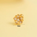 Zierlicher 8mm Schneeflocken-Ohrstecker aus Gold mit funkelnden Zirkoniasteinen besetzt - Schneeflockenform-Stil (es218-2)