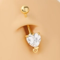 Goldenes Bauchnabelpiercing mit herzförmigem Zirkonia auf einem Silikonmodell - Gold