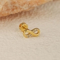 Détail macro d'un piercing d'oreille infini doré avec zircons micro-incrustés - Forme d'infini (es330-1)