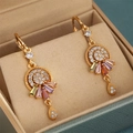 Detail von goldenen Hängeohrringen mit bunten Edelsteinen und Zirkonia-Kristallen - Bunter Fächer Stil (CZ139)