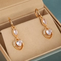 Detailansicht der vergoldeten Ohrhänger mit Marquise-Zirkon und Kristall-Herzanhänger - Herzanhänger Stil (CZ141)