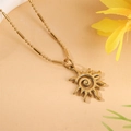 Macro-opname van gouden zonnewervel hanger met bamboeketting en gele bloemblaadjes - Gouden Zonnespiraal Stijl (NE185)