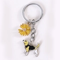Detalle del llavero de metal con dije de perro beagle y colgante de girasol amarillo - Beagle con Margarita Amarilla