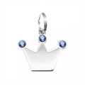 Detailopname van kroonvormige penning voor huisdieren met blauwe strass op zilver metaal - 28x26 / Blauwe Strass