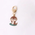 Niedlicher Otter-Emaille-Schlüsselanhänger mit Herzverschluss aus goldenem Metall - Sitzender Otter Stil (05)
