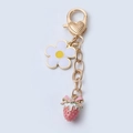 Simpatico portachiavi con fiore bianco, fragola e moschettone a cuore dorato - Fragola con Fiocco Rosa