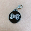 Dettaglio della targhetta per animali in smalto nero con osso di cristalli e gancio argento - Stile Osso (11123) / Nero