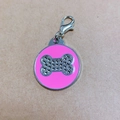 Medaglietta rosa tonda per animali con osso di strass e chiusura in metallo per cani - Stile Osso (11123) / Rosa