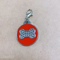 Ciondolo per animali in smalto rosso con motivo a osso in strass e chiusura a moschettone - Stile Osso (11123) / Rosso