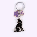 Emaille-Hunde-Schlüsselanhänger mit lila Blumenanhänger und schwarzem Welpen auf Silberring - Gedrehter Kopf Schwarzer Hund Mit Lila Blume
