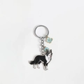 Porte-clés Border Collie en métal avec pendentif chien noir et blanc et fleurs bleues - 02 Chien de Berger de Jardin