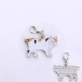 Ciondolo gatto calico in smalto con retro in metallo argento e chiusura a moschettone - Gatto Bobtail / 3cm
