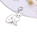 Ciondolo in metallo minimalista gatto Sphynx bianco con chiusura a moschettone su sfondo bianco - 3cm / Gatto Siamese