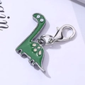 Portachiavi creativo con dinosauro in smalto verde e chiusura a moschettone su fondo bianco - Dinosauro dal Collo Lungo Verde (3)