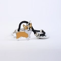 Detail van een geweven armband met een Corgi-hondenhanger en metalen kralen op zwart koord - Gele Corgi