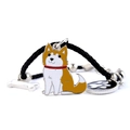 Detailopname van een geweven hondenarmband met emaille hangers van bot en pootafdruk - Gele Husky