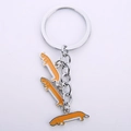 Zilveren metalen sleutelhanger met drie oranje en witte emaille teckel hondenhangers - Lange worstenslinger