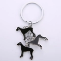 Dettaglio dei ciondoli a forma di cane Doberman su portachiavi in argento e smalto nero - Stile Trio Alano