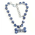 Collier pour animal en forme d'os argenté avec strass bleus et chaîne en métal - L 30cm / Bleu