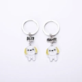Dettaglio di due portachiavi a forma di cane smaltato con ciondoli Best Friends - Shih Tzu