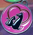 Rosafarbenes Emaille-Haustieretikett mit Katzen- und Hundesilhouetten und Silberherz - Standard Spezifikation / Fuchsia