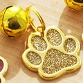 Goldfarbene Pfotenmarke für Haustiere mit Glitzerfüllung und passender kleiner Glocke - Pfotenabdruck mit Glocke / Gold