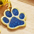 Blau glitzernder Pfoten-Anhänger mit goldenem Metallrahmen und Glocke für Haustiere - Pfotenabdruck mit Glocke / Königsblau
