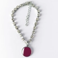 Collier avec pendentif drapeau du Qatar et strass brillants sur chaîne argentée - S / Qatar