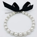 Collier en perles pour animaux avec intercalaires en strass et grand nœud en ruban noir - Circonférence de 30cm / Blanc