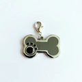 Graue Hundemarke in Knochenform mit schwarzem Pfotenabdruck und Karabiner - Grau