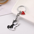 Detail eines Cartoon-Husky-Emaille-Schlüsselanhängers mit rotem Herz auf weißem Teller - Alaskan Malamute mit Rotem Herz