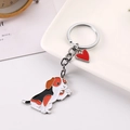 Detail eines Beagle-Schlüsselanhängers aus Metall mit Herzanhänger und Emaille-Finish - Cocker Spaniel mit Rotem Herz