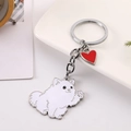 Détail d'un porte-clés chien Poméranien blanc avec un pendentif coeur rouge vif - Loulou de Poméranie avec Cœur Rouge